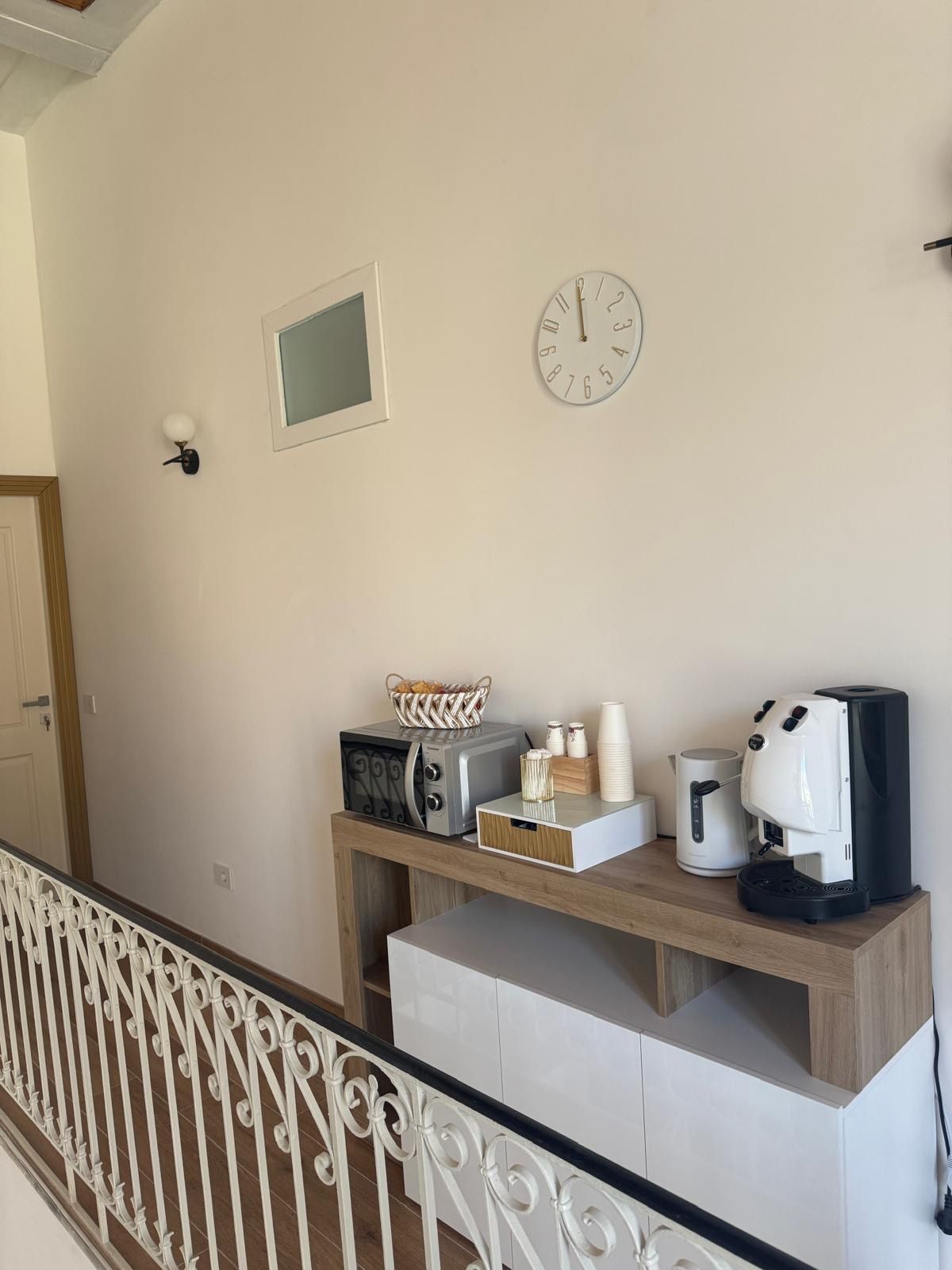 Angolo colazione con macchina del caffè